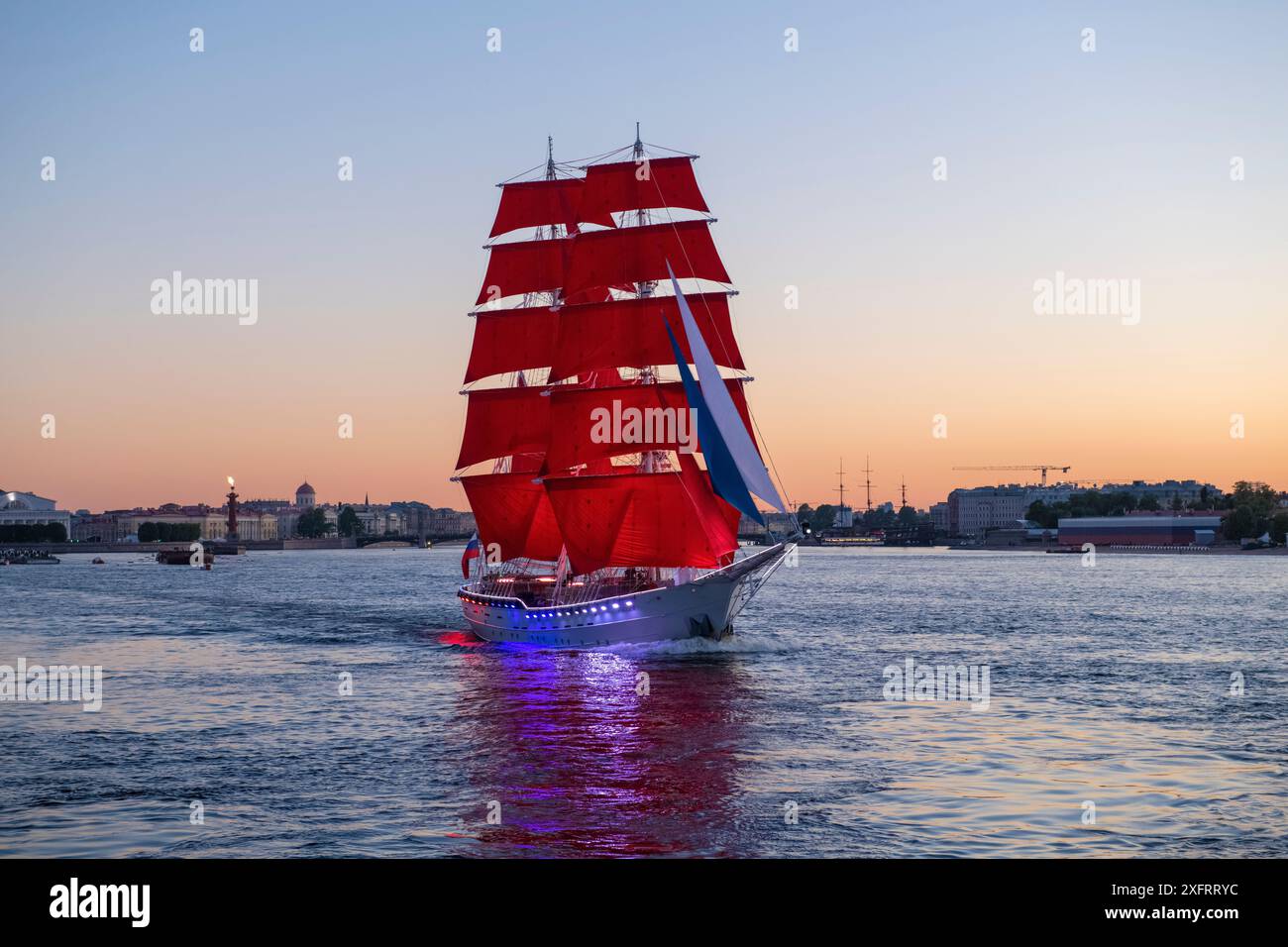 SANKT PETERSBURG, RUSSLAND - 27. JUNI 2024: Brig 'Russia' bei der Probe der jährlichen Alumni-Feier 'Scarlet Sails' in der Junidämmerung Stockfoto