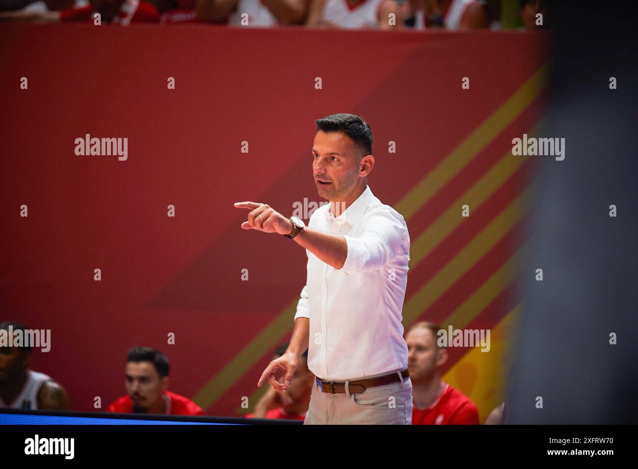 Valencia, Spanien. Juli 2024. Igor Milicic Cheftrainer der polnischen Mannschaft während des Spiels zwischen Polen und Finnland bei Pabellon Fuente de San Luis. Endpunktzahl; Polen 88: 89 Finnland. (Foto: Vicente Vidal Fernandez/SOPA Images/SIPA USA) Credit: SIPA USA/Alamy Live News Stockfoto