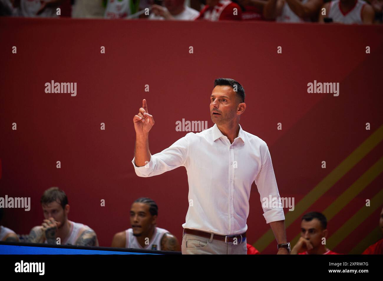 Valencia, Spanien. Juli 2024. Igor Milicic Cheftrainer der polnischen Mannschaft während des Spiels zwischen Polen und Finnland bei Pabellon Fuente de San Luis. Endpunktzahl; Polen 88: 89 Finnland. (Foto: Vicente Vidal Fernandez/SOPA Images/SIPA USA) Credit: SIPA USA/Alamy Live News Stockfoto