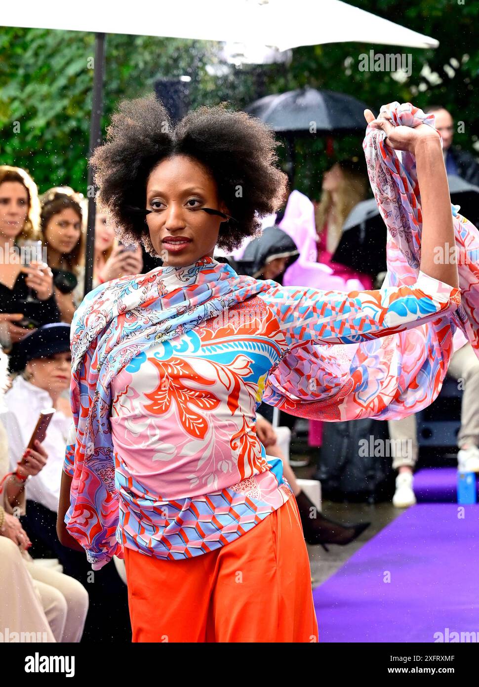 Model bei der Anja Gockel Fashionshow Berlin S25 'Let the Birds Fly' bei Anja Gockel Berlin/Paris44. Berlin, 02.07.2024 Stockfoto