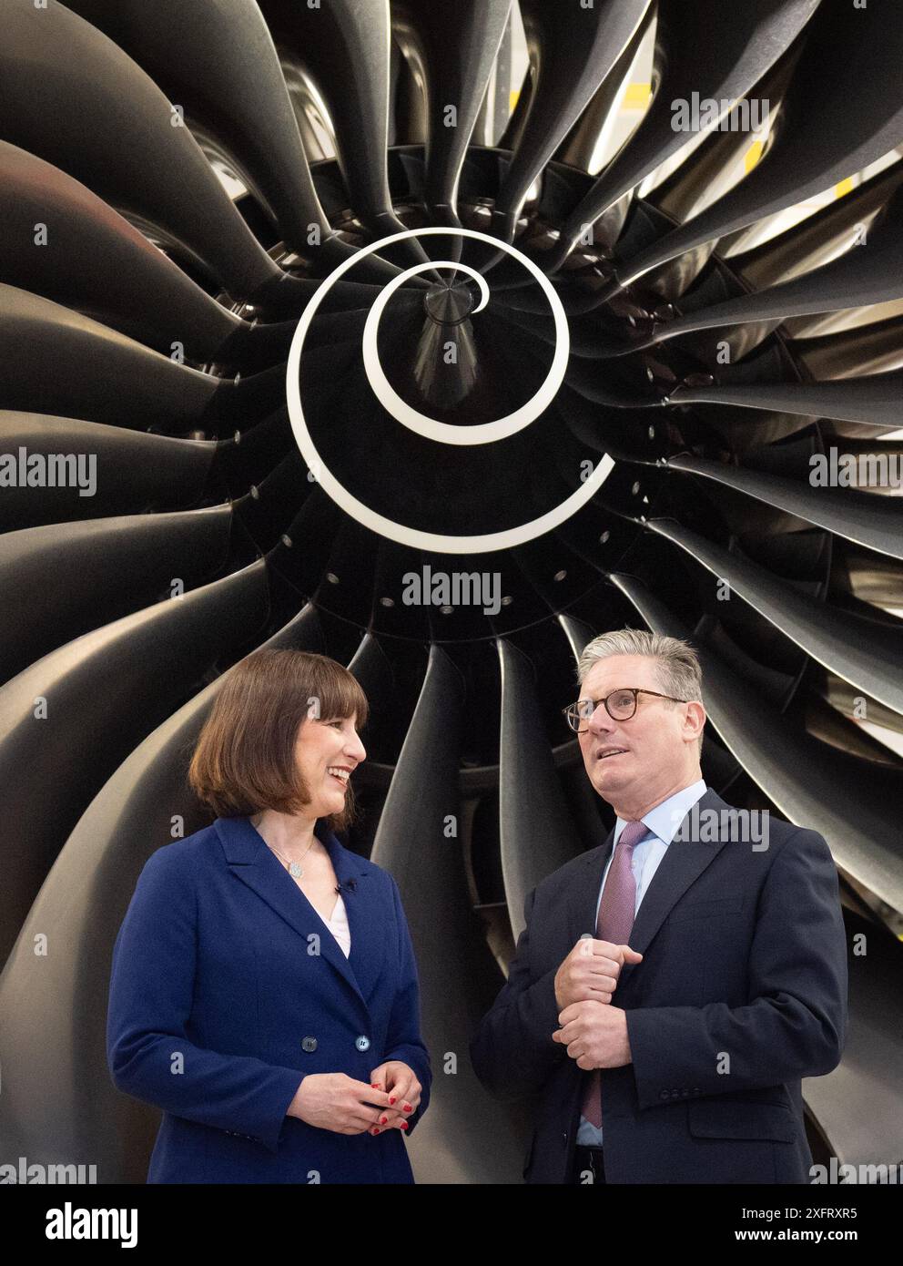 Aktenfoto vom 28. Februar 05/24 von dem Labour-Führer Sir Keir Starmer und der Schattenkanzlerin Rachel Reeves während eines Besuchs in Rolls Royce's Bildungseinrichtung in Derby, während sie auf dem Wahlkampfpfad waren. Sir Keir Starmer hat gelobt, sofort in die Downing Street zu gehen. Seine ersten 100 Tage im Amt nach den Parlamentswahlen werden den Ton für die neue Labour-Regierung bestimmen. Ausgabedatum: Freitag, 5. Juli 2024. Stockfoto