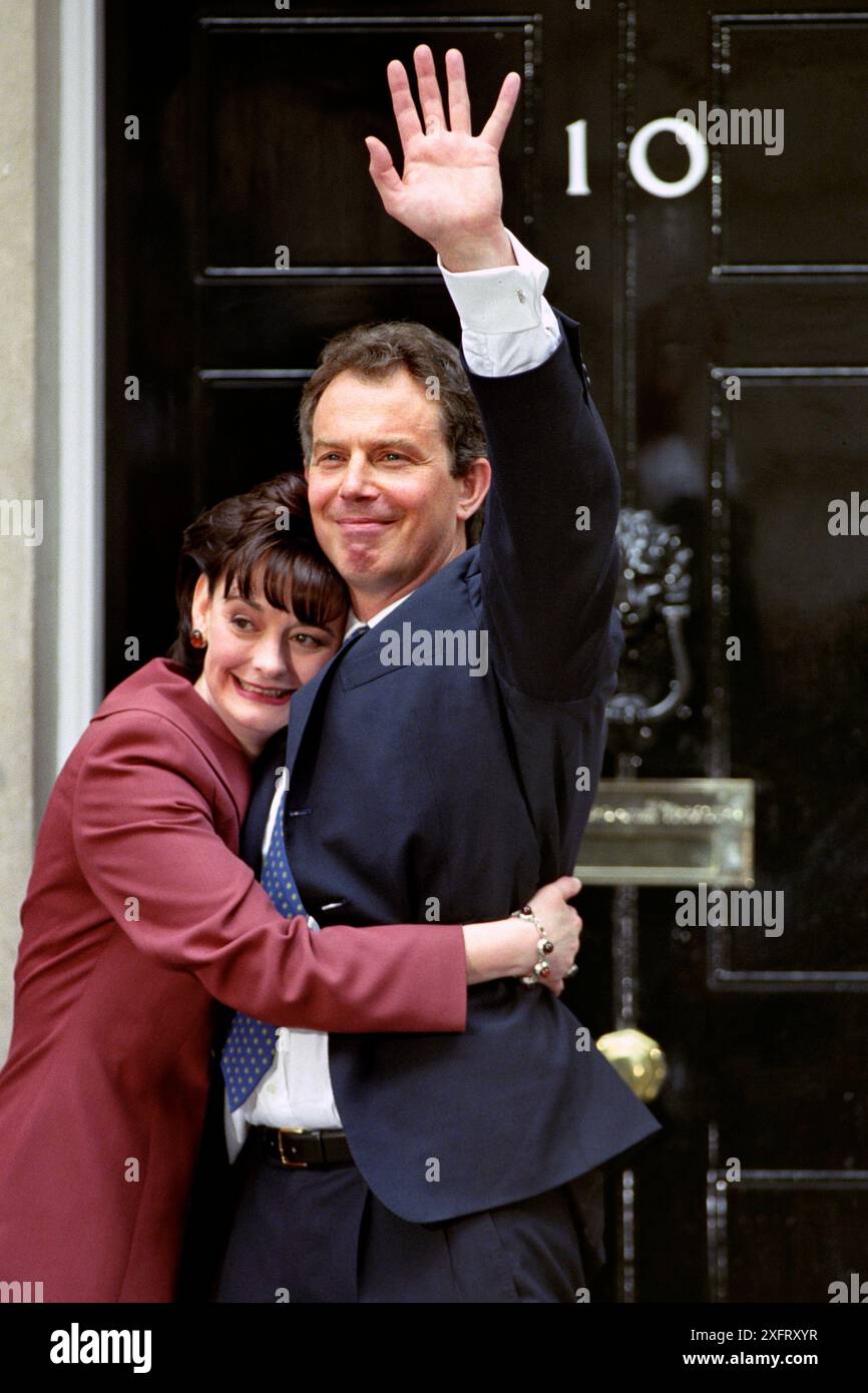 Aktenfoto vom 05/97 von Tony und Cherie Blair Embrace vor der Downing Street 10, nachdem der Labour Leader zum Premierminister gewählt wurde. Sir Keir Starmer ist auf dem Weg in die Downing Street, nachdem die Wähler Labour einen Sieg bei den Parlamentswahlen überreichten und damit die 14-jährige Machtpause der Partei beendet haben. Ausgabedatum: Freitag, 5. Juli 2024. Stockfoto