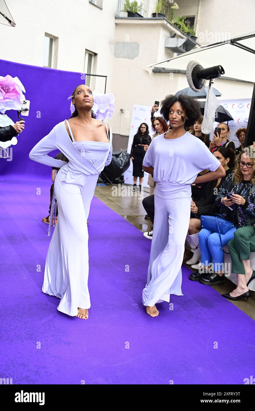 Model bei der Anja Gockel Fashionshow Berlin S25 'Let the Birds Fly' bei Anja Gockel Berlin/Paris44. Berlin, 02.07.2024 Stockfoto