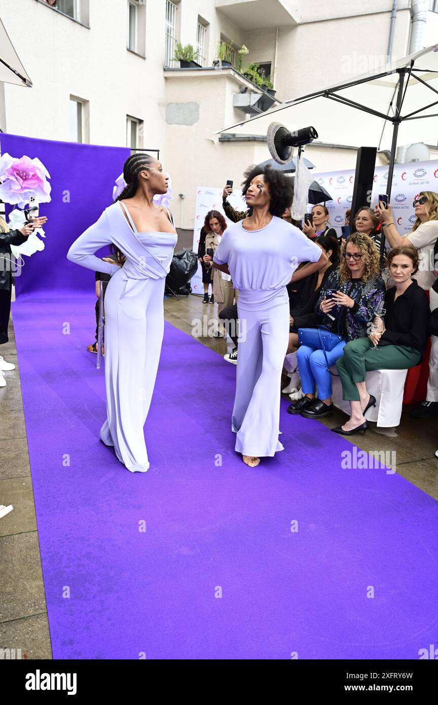 Model bei der Anja Gockel Fashionshow Berlin S25 'Let the Birds Fly' bei Anja Gockel Berlin/Paris44. Berlin, 02.07.2024 Stockfoto