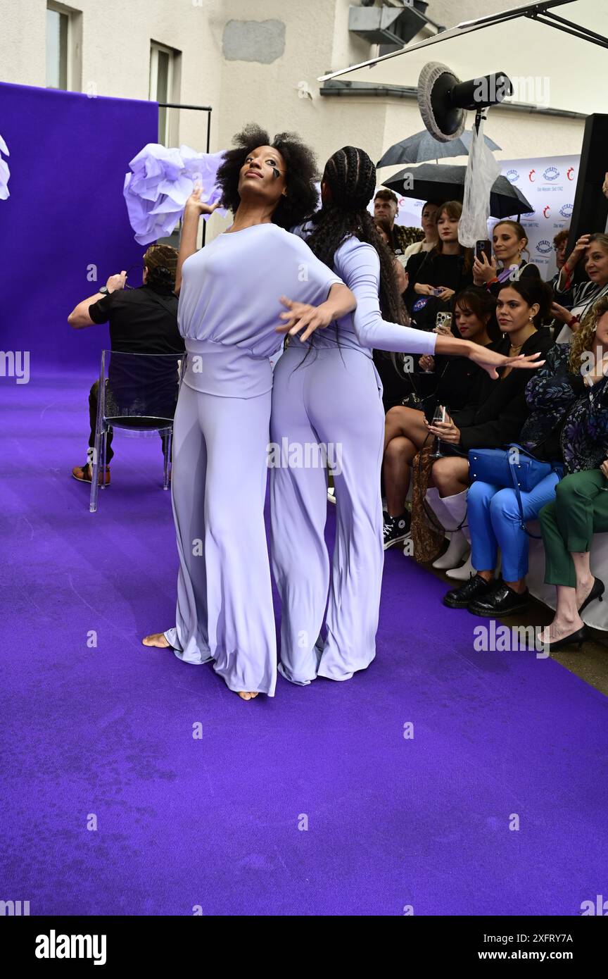 Model bei der Anja Gockel Fashionshow Berlin S25 'Let the Birds Fly' bei Anja Gockel Berlin/Paris44. Berlin, 02.07.2024 Stockfoto