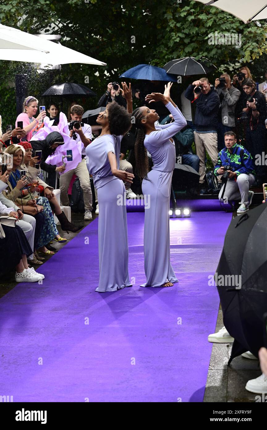Model bei der Anja Gockel Fashionshow Berlin S25 'Let the Birds Fly' bei Anja Gockel Berlin/Paris44. Berlin, 02.07.2024 Stockfoto