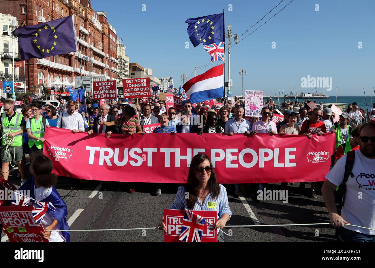 Aktenfoto vom 09/19 von der Außenministerin des Schattens Emily Thornberry und Sir Keir Starmer beim Anti-Brexit-marsch "Trust the People" und der Kundgebung der Volkswahlkampagne während der Labour Party-Konferenz in Brighton. Ausgabedatum: Freitag, 5. Juli 2024. Stockfoto