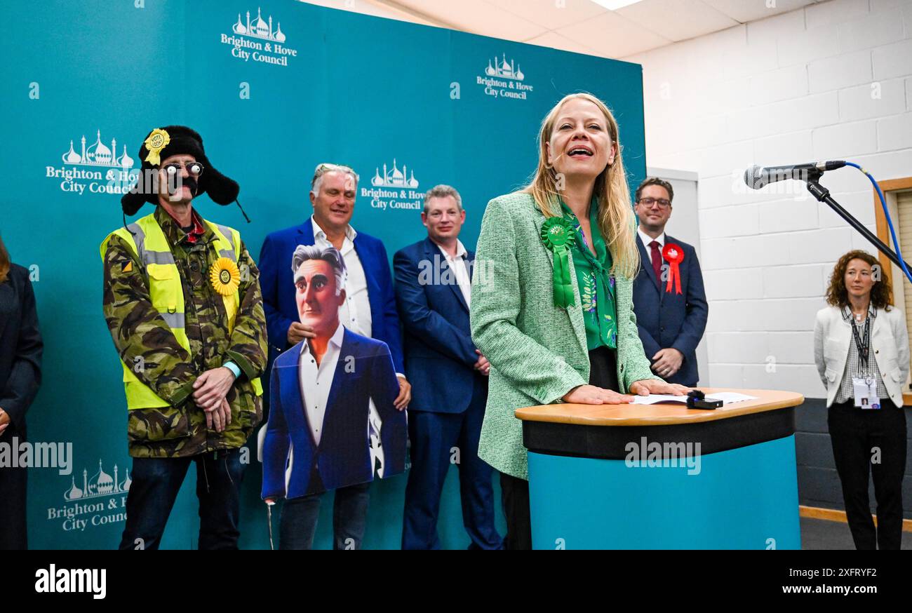 Brighton UK 5. Juli 2024: Sian Berry von der Grünen Partei gewinnt den Sitz im Brighton Pavilion bei den Parlamentswahlen, wo der Graf im Portslade Sports Centre abgehalten wurde: Credit Simon Dack / Alamy Live News Stockfoto