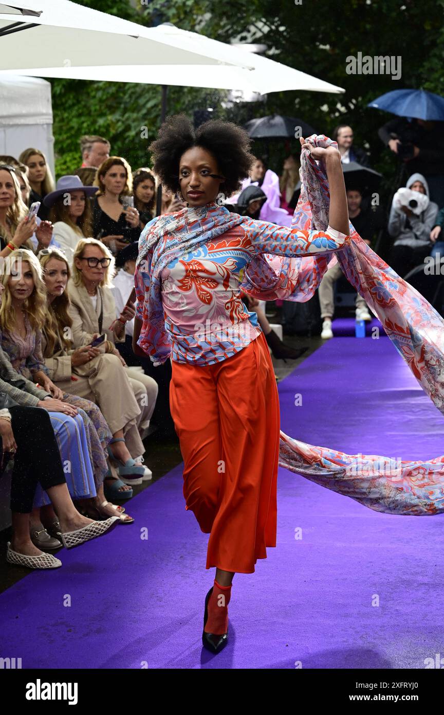 Model bei der Anja Gockel Fashionshow Berlin S25 'Let the Birds Fly' bei Anja Gockel Berlin/Paris44. Berlin, 02.07.2024 Stockfoto