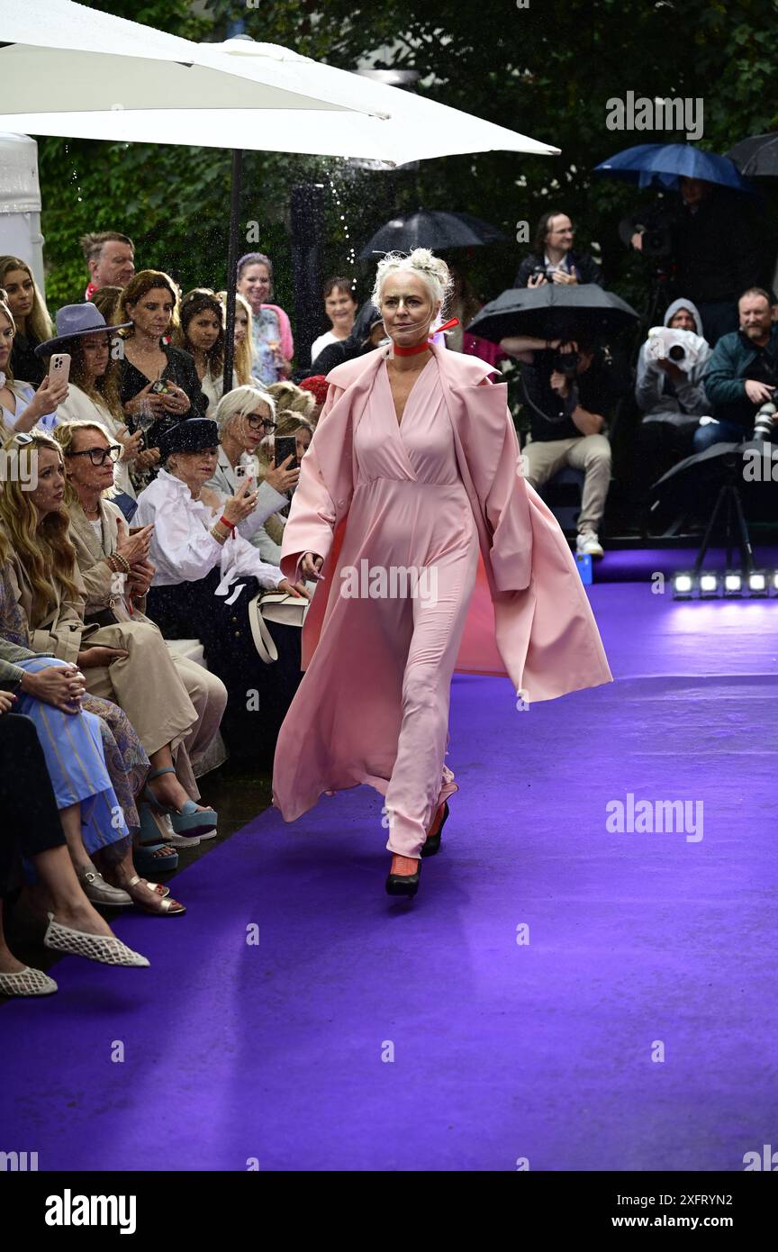 Model bei der Anja Gockel Fashionshow Berlin S25 'Let the Birds Fly' bei Anja Gockel Berlin/Paris44. Berlin, 02.07.2024 Stockfoto