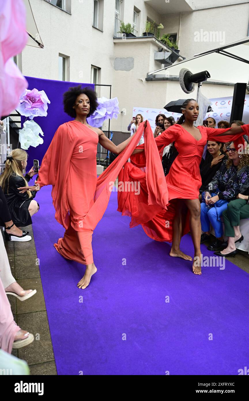 Model bei der Anja Gockel Fashionshow Berlin S25 'Let the Birds Fly' bei Anja Gockel Berlin/Paris44. Berlin, 02.07.2024 Stockfoto