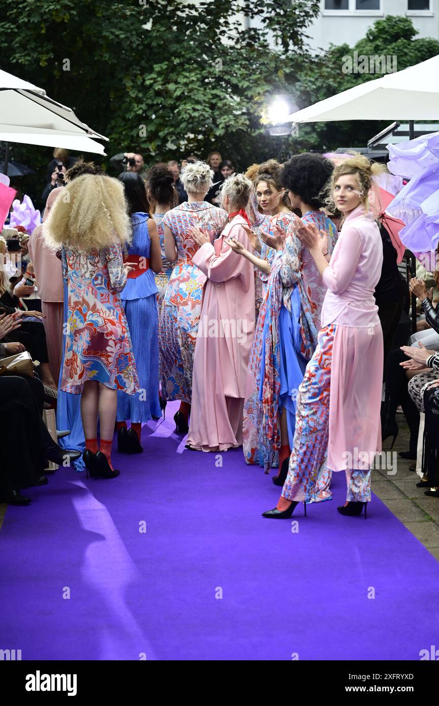 Model bei der Anja Gockel Fashionshow Berlin S25 'Let the Birds Fly' bei Anja Gockel Berlin/Paris44. Berlin, 02.07.2024 Stockfoto