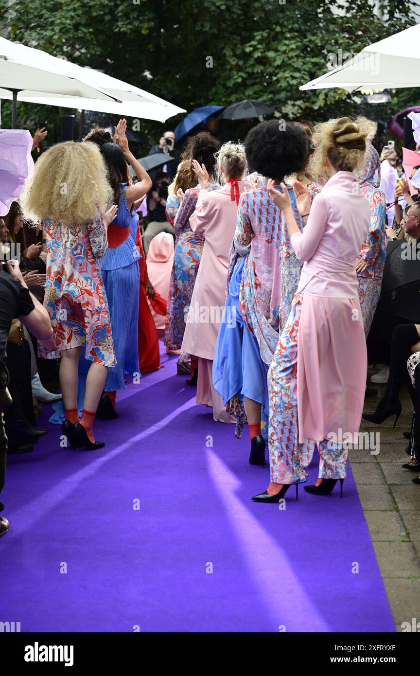Model bei der Anja Gockel Fashionshow Berlin S25 'Let the Birds Fly' bei Anja Gockel Berlin/Paris44. Berlin, 02.07.2024 Stockfoto