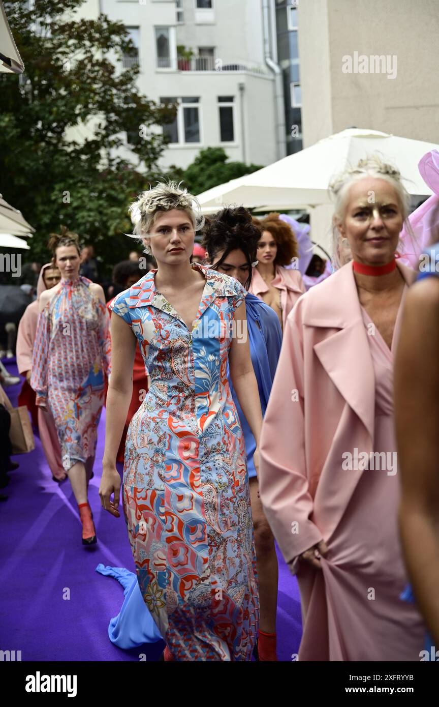 Model bei der Anja Gockel Fashionshow Berlin S25 'Let the Birds Fly' bei Anja Gockel Berlin/Paris44. Berlin, 02.07.2024 Stockfoto
