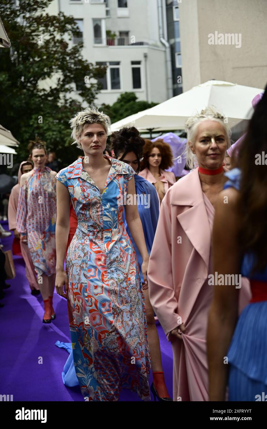 Model bei der Anja Gockel Fashionshow Berlin S25 'Let the Birds Fly' bei Anja Gockel Berlin/Paris44. Berlin, 02.07.2024 Stockfoto