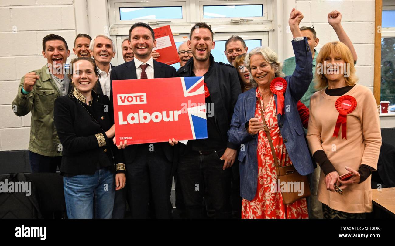 Brighton UK 5. Juli 2024: Chris Ward von der Labour Party gewinnt den Sitz von Brighton Kemptown & Peacehaven bei den Parlamentswahlen, wo der Graf im Portslade Sports Centre abgehalten wurde: Credit Simon Dack / Alamy Live News Stockfoto