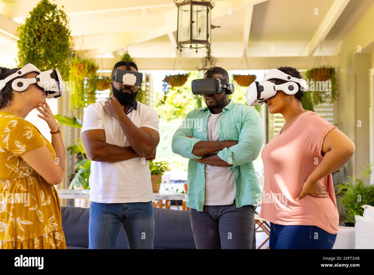 Mithilfe von VR-Headsets können Sie eine Gruppe verschiedener Freunde gemeinsam Virtual Reality erleben Stockfoto
