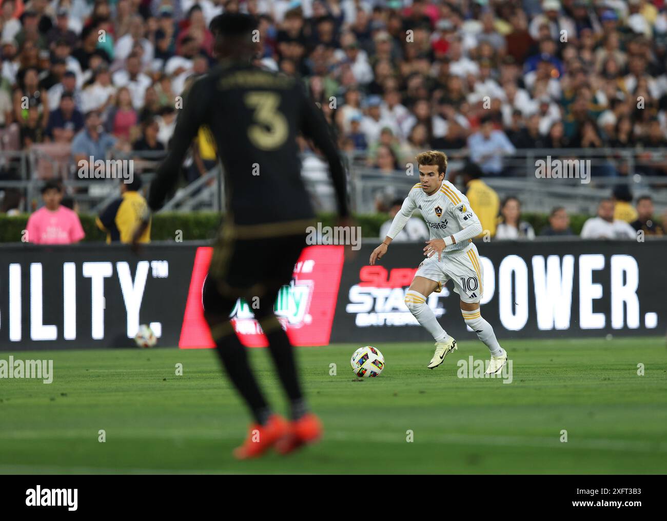 Pasadena, Kalifornien, USA. Juli 2024. Los Angeles Galaxy Mittelfeldspieler RICARD PUIG (10) dribbelt den Ball während eines MLS-Spiels zwischen LA Galaxy und Los Angeles FC im Rose Bowl Stadium in Pasadena, Kalifornien. (Kreditbild: © Brenton TSE/ZUMA Press Wire) NUR REDAKTIONELLE VERWENDUNG! Nicht für kommerzielle ZWECKE! Quelle: ZUMA Press, Inc./Alamy Live News Stockfoto