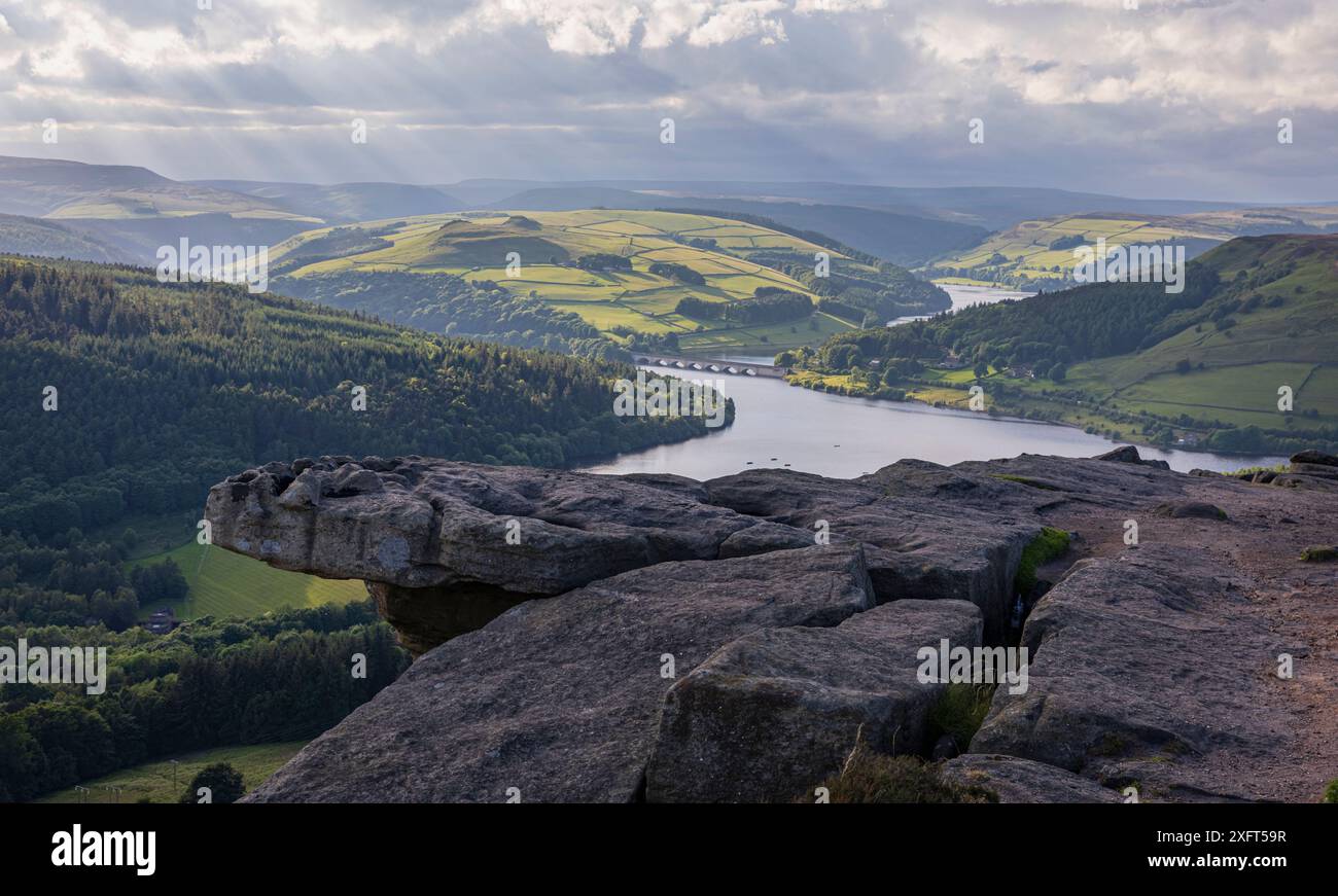 Der Blick vom Bamford Edge über das Ladybower Reservoir Derwent Valley Derbyshire East Midlands England Großbritannien Stockfoto
