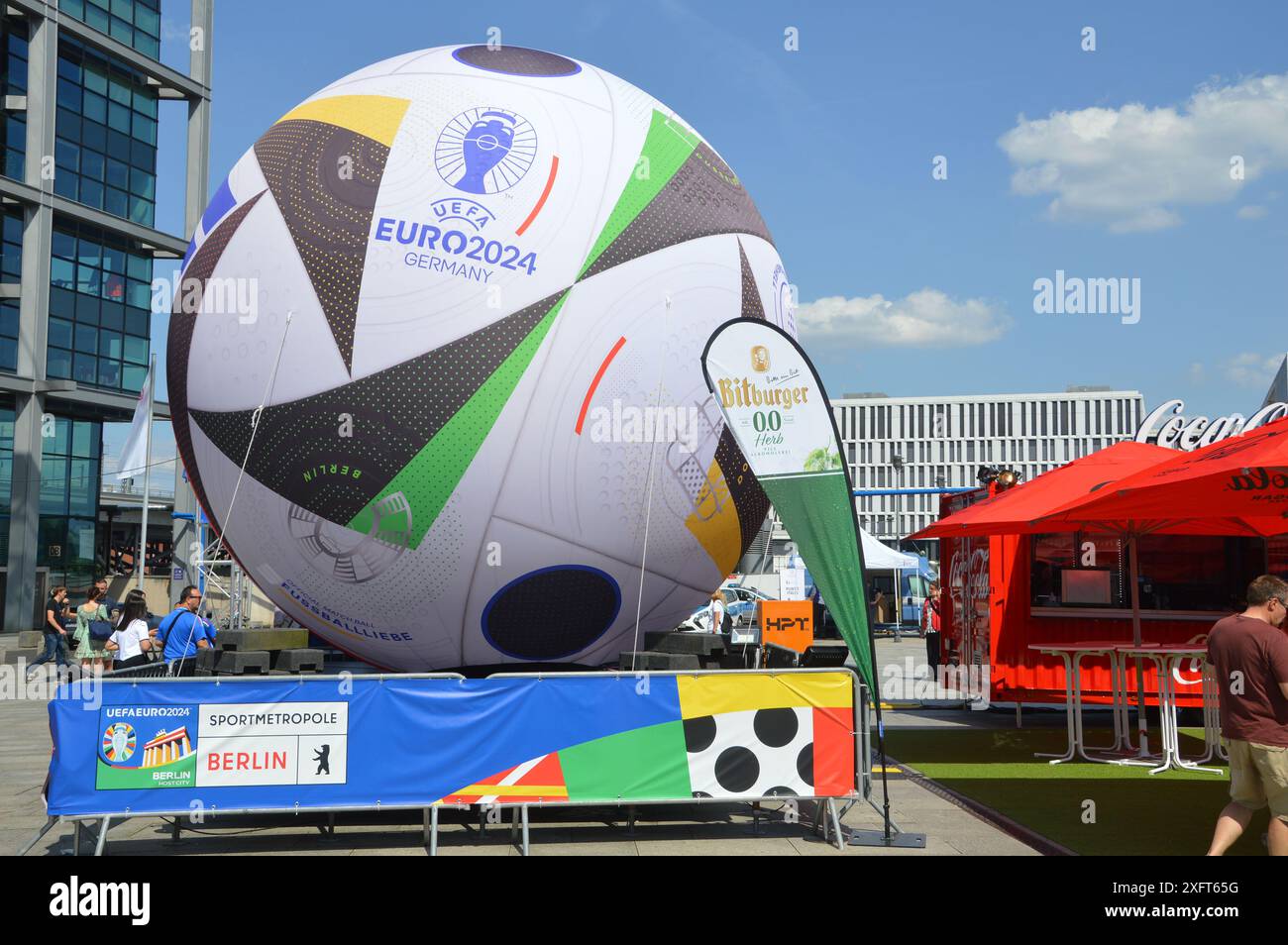 Berlin, Deutschland - 29. Juni 2024 - UEFA EURO2024 vor dem Berliner Hauptbahnhof. (Foto: Markku Rainer Peltonen) Stockfoto