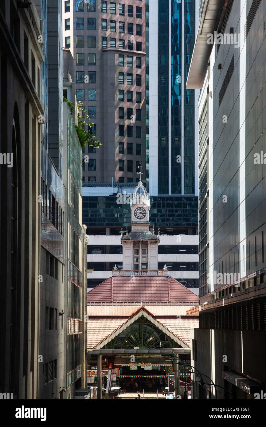 Vertikaler Blick auf Lau Pa Sat und seinen unverwechselbaren Uhrenturm, ein nationales Denkmal in Singapur. Stockfoto