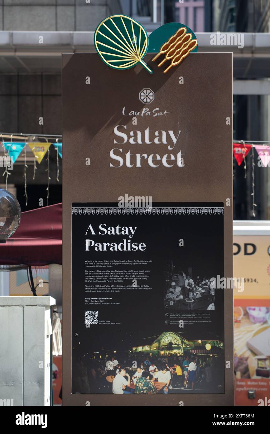 Vertikale Ansicht der visuellen Tafel zeigt die Geschichte der Satay Street in Lau Pa Sat, Singapur. Eine beliebte Touristenattraktion, um verschiedene Speisen zu probieren. Stockfoto