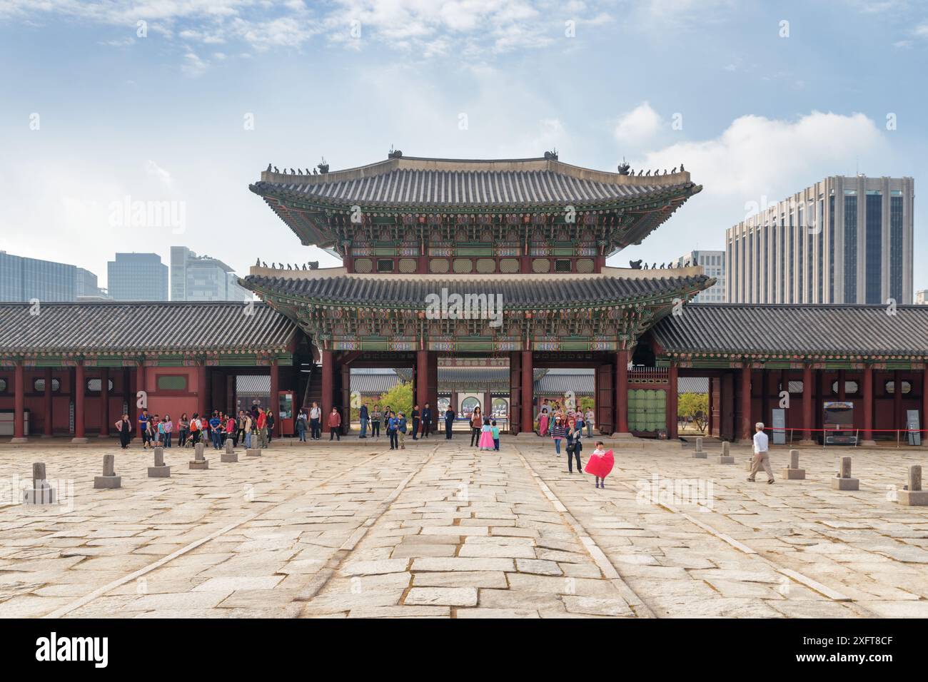 Seoul, Südkorea - 9. Oktober 2017: Wunderschöner Blick auf das Heungnyemun-Tor des Gyeongbokgung-Palastes. Das zweite innere Tor auf blauem Himmel Hintergrund. Stockfoto