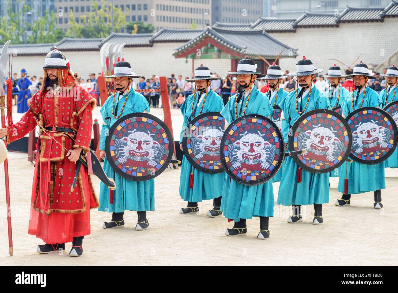 Seoul, Südkorea - 9. Oktober 2017: Erstaunliche Vorstellung mit historischem Wiederaufbau im Innenhof des Gyeongbokgung Palace. Stockfoto