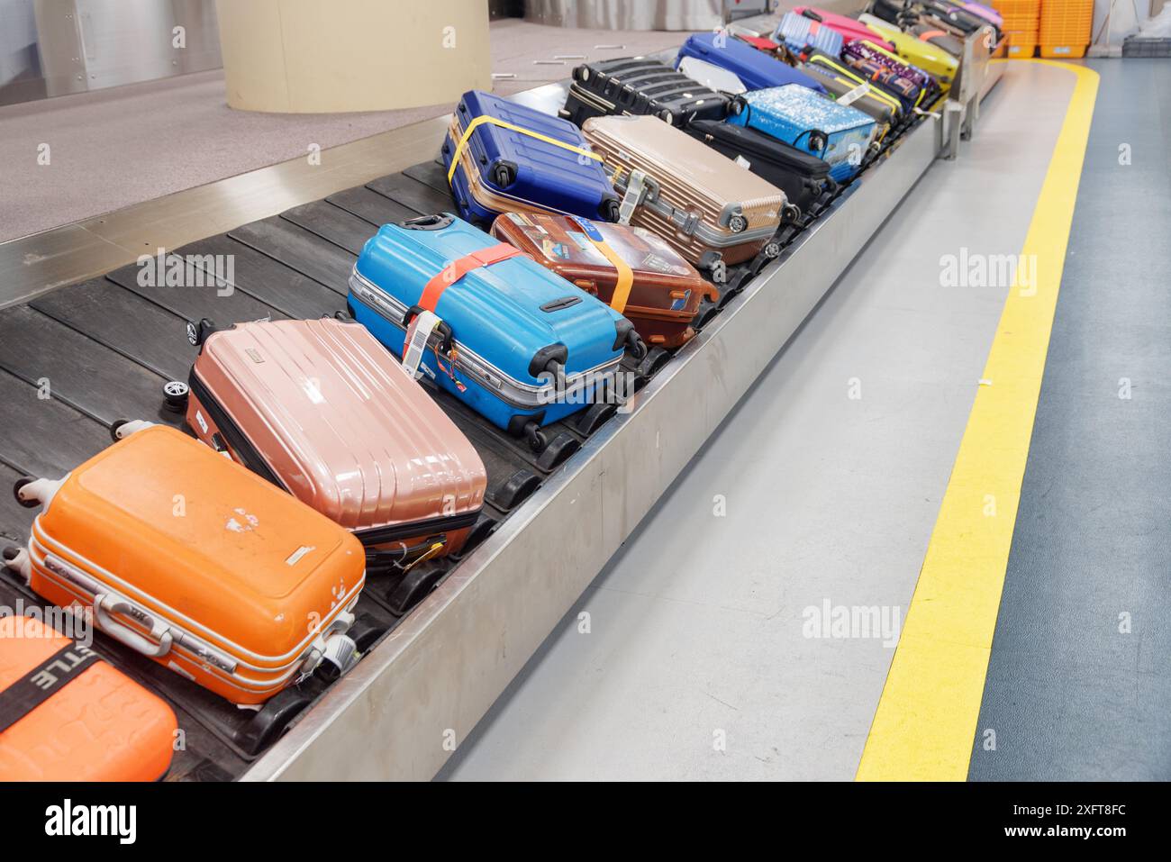 Busan, Südkorea - 6. Oktober 2017: Mehrfarbige Koffer und Taschen auf dem Gepäckförderband im Ankunftsbereich des Passagierterminals in Gimhae. Stockfoto