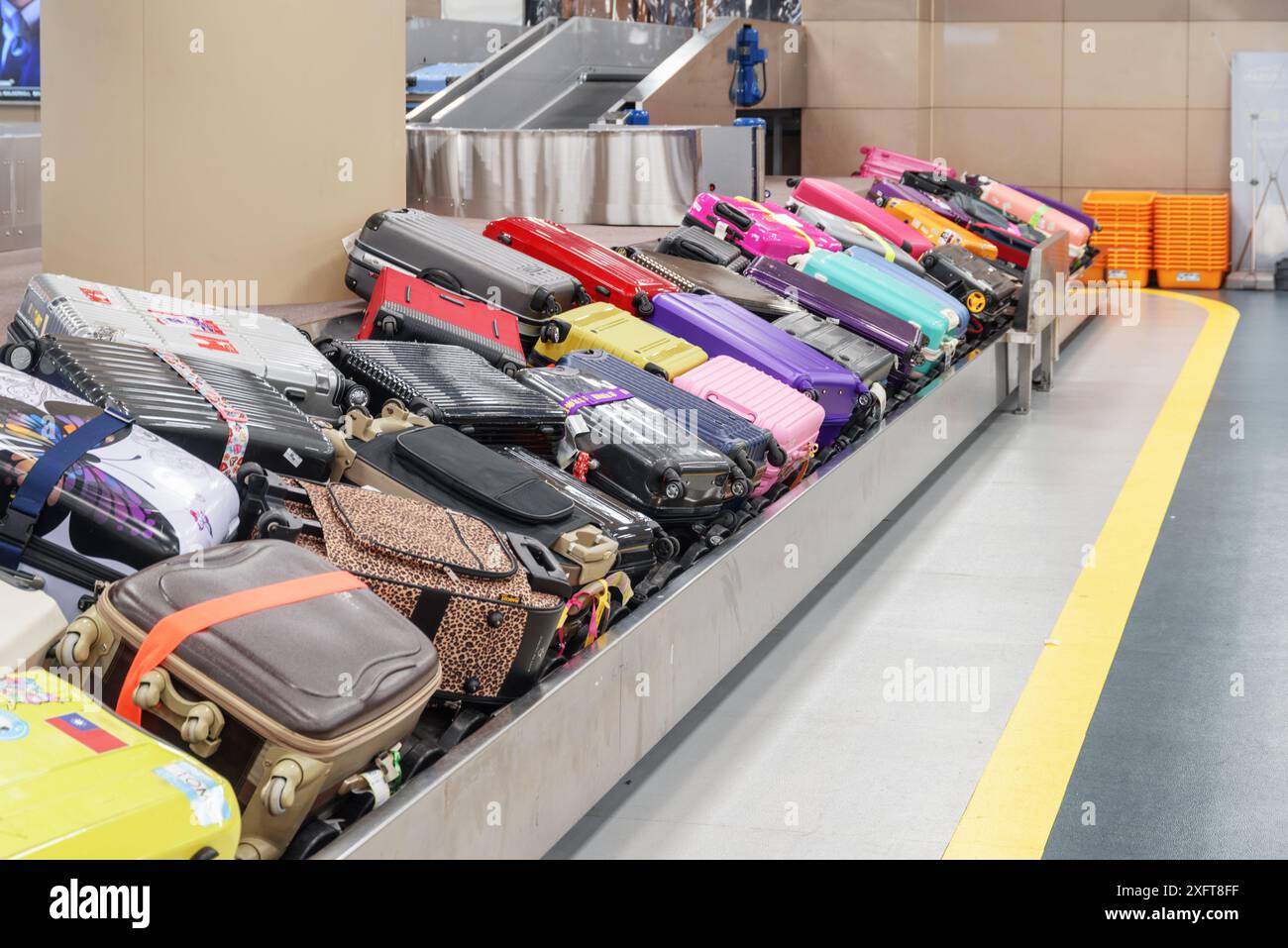 Busan, Südkorea - 6. Oktober 2017: Mehrfarbige Koffer und Taschen auf dem Gepäckförderband im Ankunftsbereich des Passagierterminals in Gimhae. Stockfoto