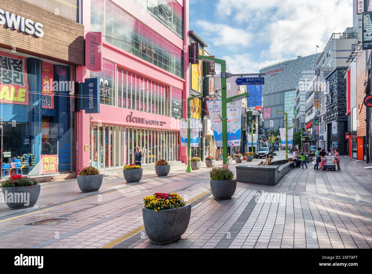 Busan, Südkorea - 7. Oktober 2017: Morgenblick auf Gwangbokro Cultural and Fashion Street. Gwangbokro ist ein beliebtes Touristenziel Asiens. Stockfoto