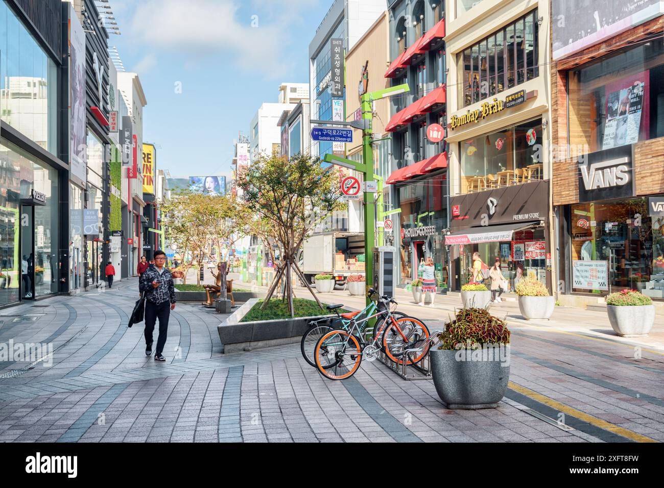 Busan, Südkorea - 7. Oktober 2017: Fahrräder parken auf der Gwangbokro Cultural and Fashion Street. Gwangbokro ist ein beliebtes Touristenziel Asiens. Stockfoto
