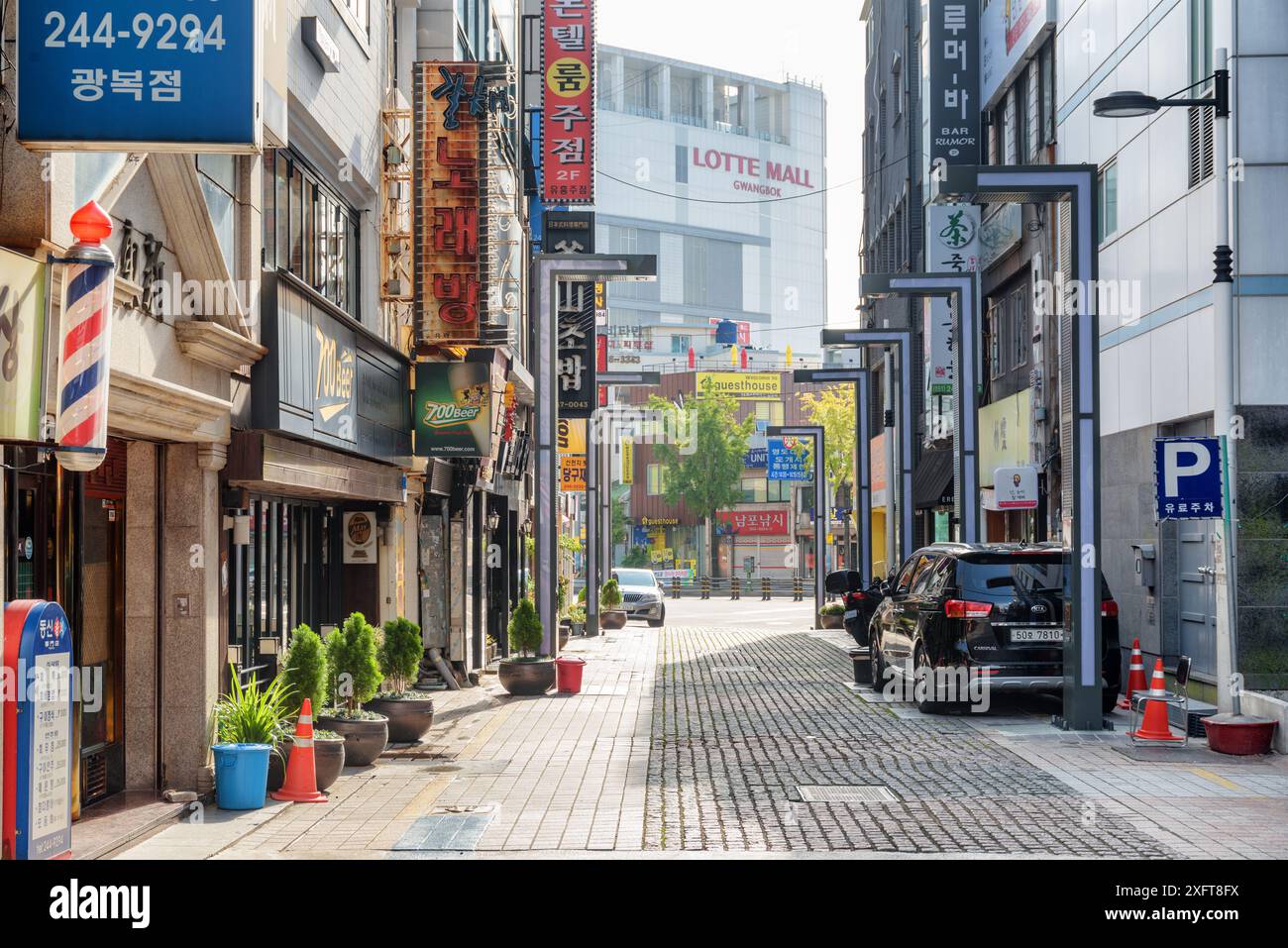 Busan, Südkorea - 7. Oktober 2017: Verlassene Straße von Busan am Morgen. Gwangbokro Cultural and Fashion Street. Stockfoto