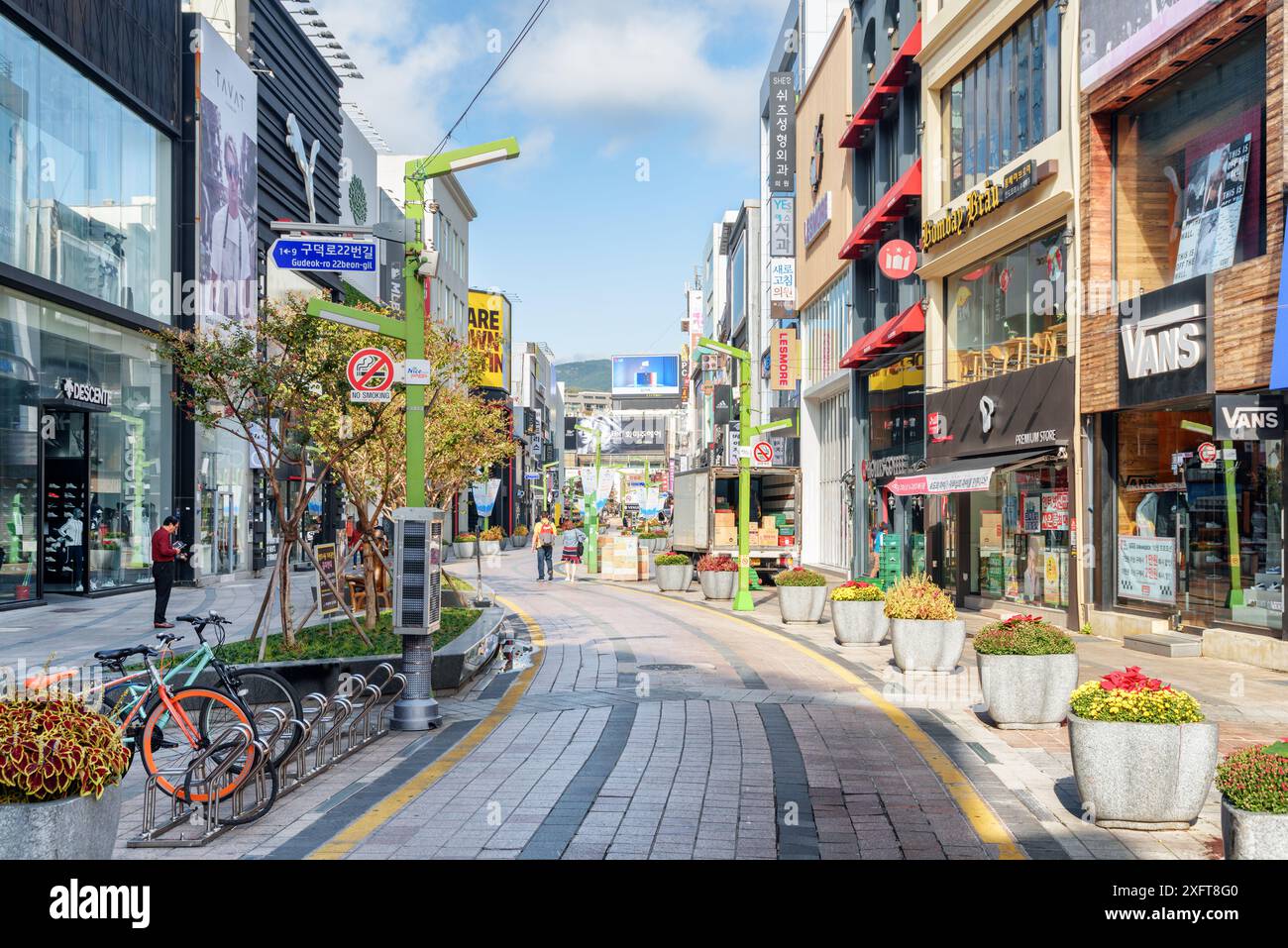 Busan, Südkorea - 7. Oktober 2017: Malerischer Blick auf die Gwangbokro Cultural and Fashion Street am Morgen. Gwangbokro ist ein beliebtes Touristenziel von Stockfoto