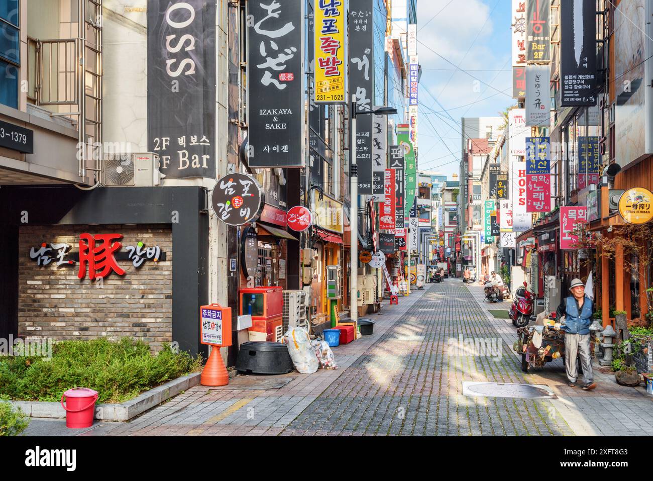Busan, Südkorea - 7. Oktober 2017: Fantastischer Blick auf die enge Straße am Morgen. Gwangbokro Cultural and Fashion Street. Stockfoto
