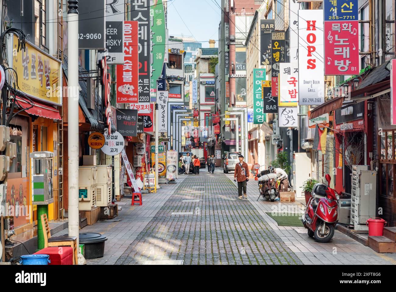 Busan, Südkorea - 7. Oktober 2017: Fantastischer Blick auf die enge Straße am Morgen. Gwangbokro Cultural and Fashion Street. Stockfoto