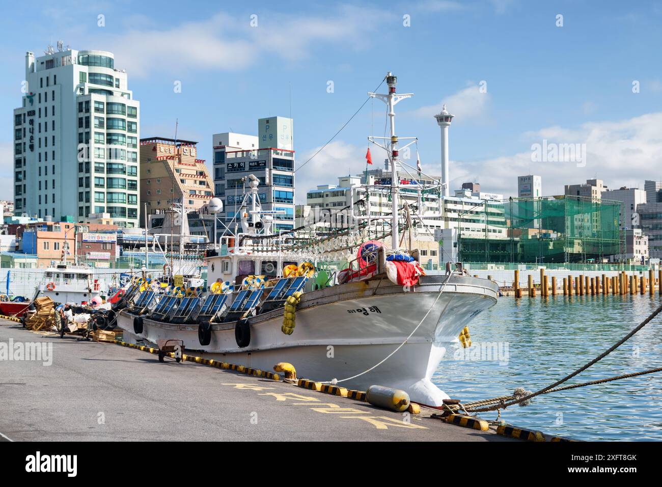 Busan, Südkorea - 7. Oktober 2017: Wunderschöner Blick auf das Fischereifahrzeug, das am sonnigen Tag im Hafen von Busan geparkt ist. Malerische Stadtlandschaft. Stockfoto
