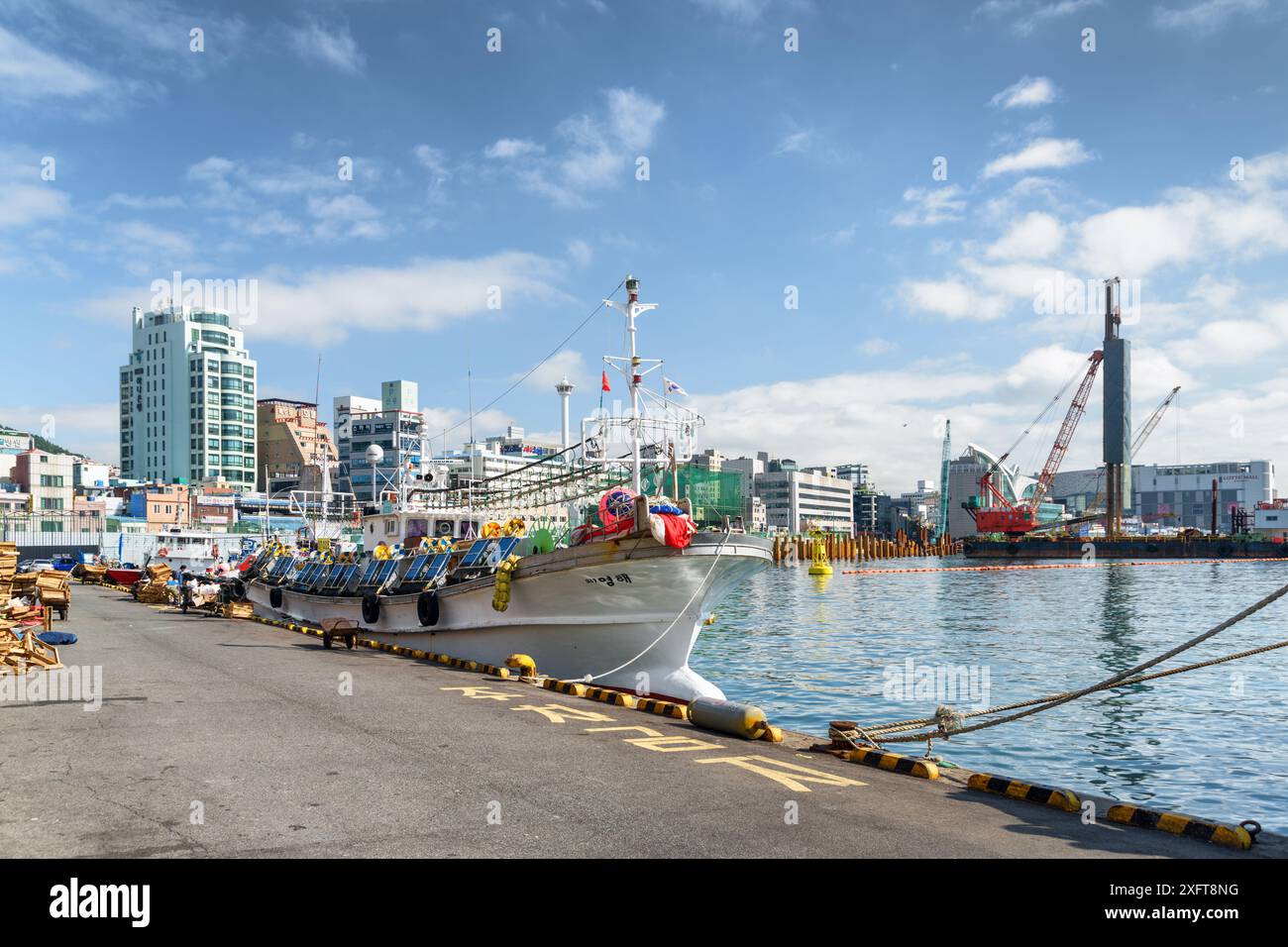 Busan, Südkorea - 7. Oktober 2017: Wunderschöner Blick auf das Fischereifahrzeug, das am sonnigen Tag im Hafen von Busan geparkt ist. Malerische Stadtlandschaft. Stockfoto
