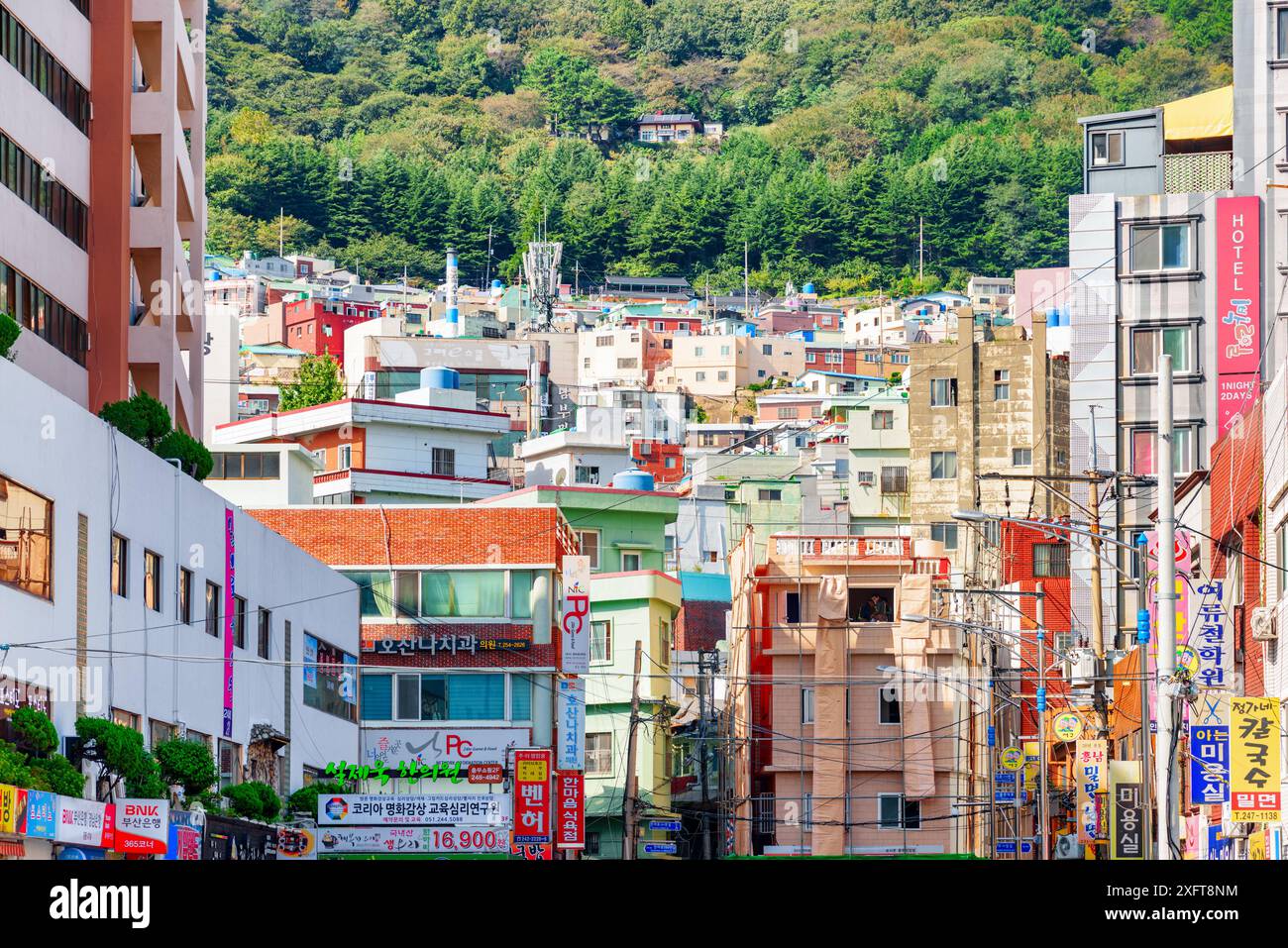 Busan, Südkorea - 7. Oktober 2017: Bunte Häuser in Busan. Wunderschöne, sonnige Stadtlandschaft. Stockfoto