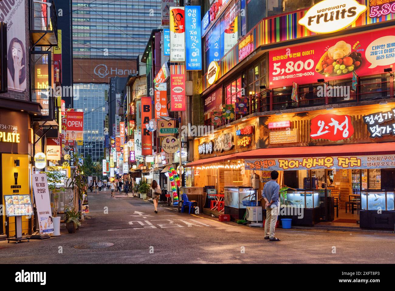 Seoul, Südkorea - 10. Oktober 2017: Abendlicher Blick auf beleuchtete farbenfrohe Schilder in einer malerischen engen Straße mit Bars und Restaurants in der Innenstadt Stockfoto