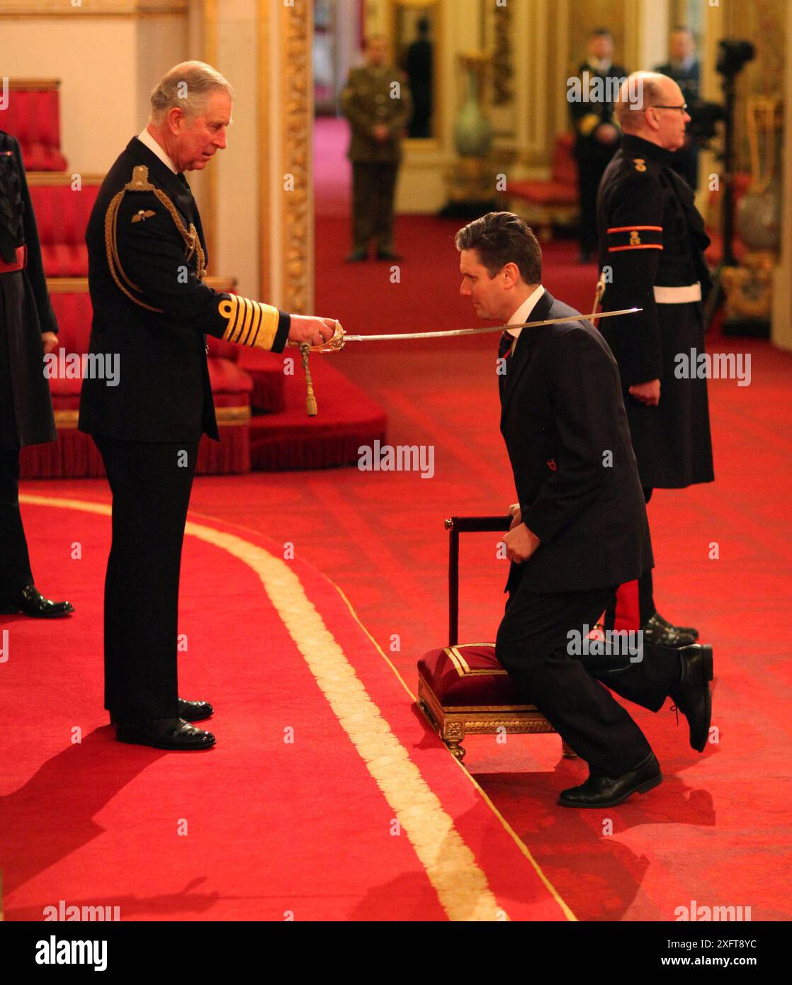 Aktenfoto vom 02/14 des ehemaligen Leiters der Staatsanwaltschaft Sir Keir Starmer aus London wird vom Prince of Wales während einer Investiturzeremonie im Buckingham Palace zum Knight Commander of the Order of the Bath ernannt. Sir Keir Starmer wird der dritte Premierminister und der erste Labour-Minister der Regierungszeit des Königs. Die beiden haben sich schon mehrfach getroffen und scheinen ein herzliches Verhältnis zu haben. Als neuer Premierminister wird Sir Keir den König jeden Mittwoch zu einer privaten wöchentlichen Audienz treffen, um Regierungsangelegenheiten nach den Fragen des Premierministers zu erörtern Stockfoto