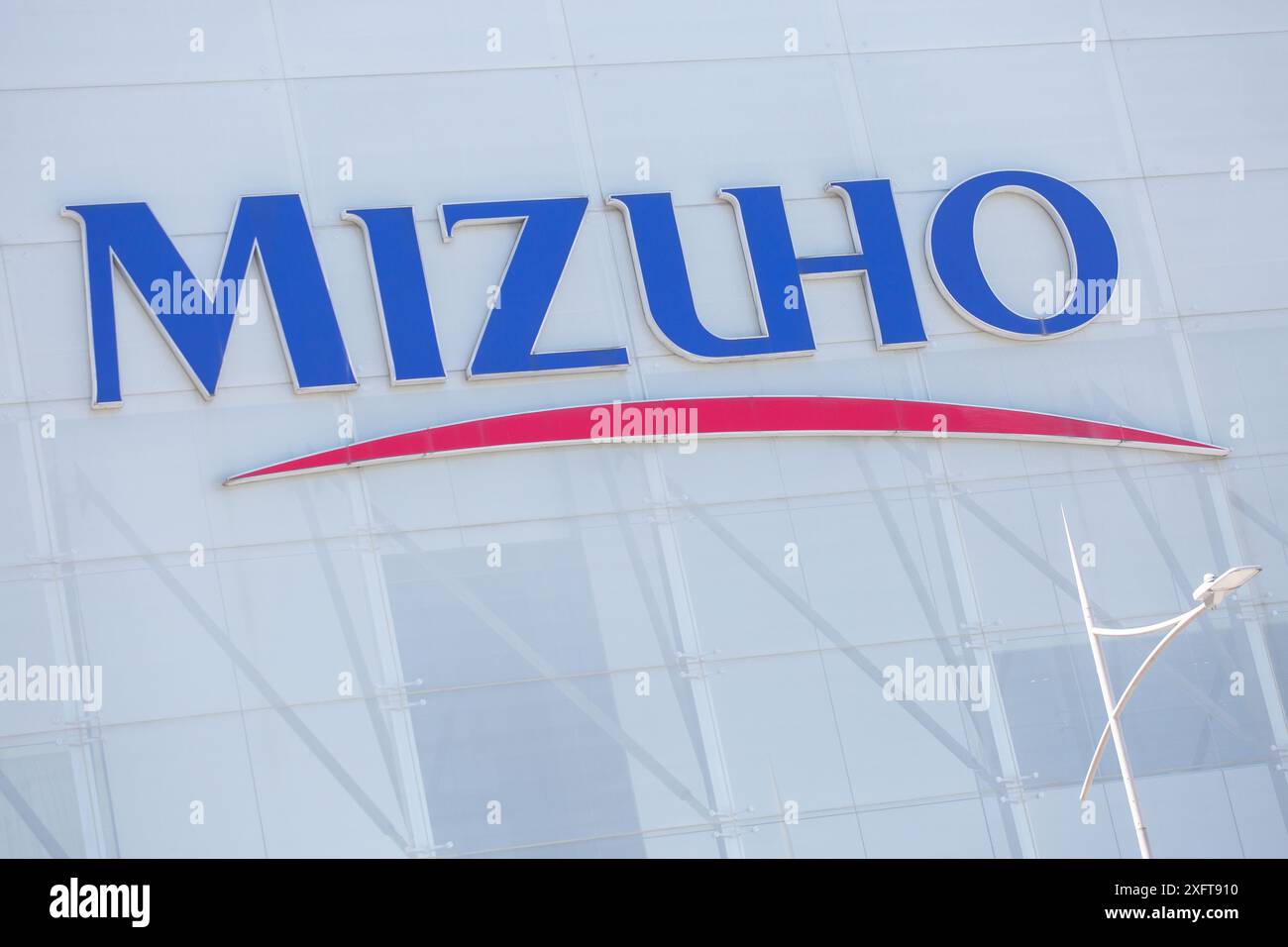 Firmenschild der Mizuho Bank. Aus der Ferne ist es sehr auffällig, um die Markenbekanntheit zu steigern. Singapur. Stockfoto