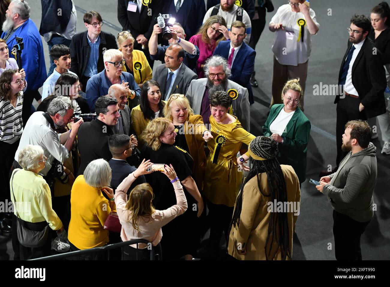 Glasgow, Großbritannien. Juli 2024. IM BILD: Alison Thewliss mit einer kleinen Gruppe von Unterstützern der Scottish National Party (SNP), die bei der Wahl verloren hatten. Szenen aus dem Glasgow Election Count in der Emirates Arena (Sir Chris Hoy Velodrome) am letzten Vorabend der Parlamentswahlen 2024 in Großbritannien, wo Wahlurnen geladen und gezählt werden und Parteikandidaten beobachtet und gezählt werden. Foto: Colin D Fisher. Quelle: Colin Fisher/Alamy Live News Stockfoto