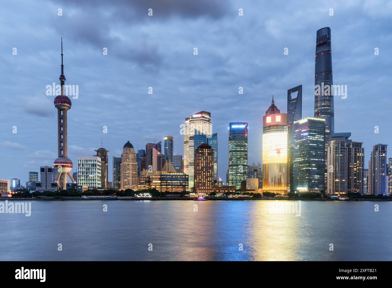 Fantastischer Abendblick auf die Skyline von Pudong (Lujiazui) über den Huangpu Fluss in Shanghai, China. Wolkenkratzer und Turm in der Innenstadt. Malerische Stadtlandschaft. Stockfoto