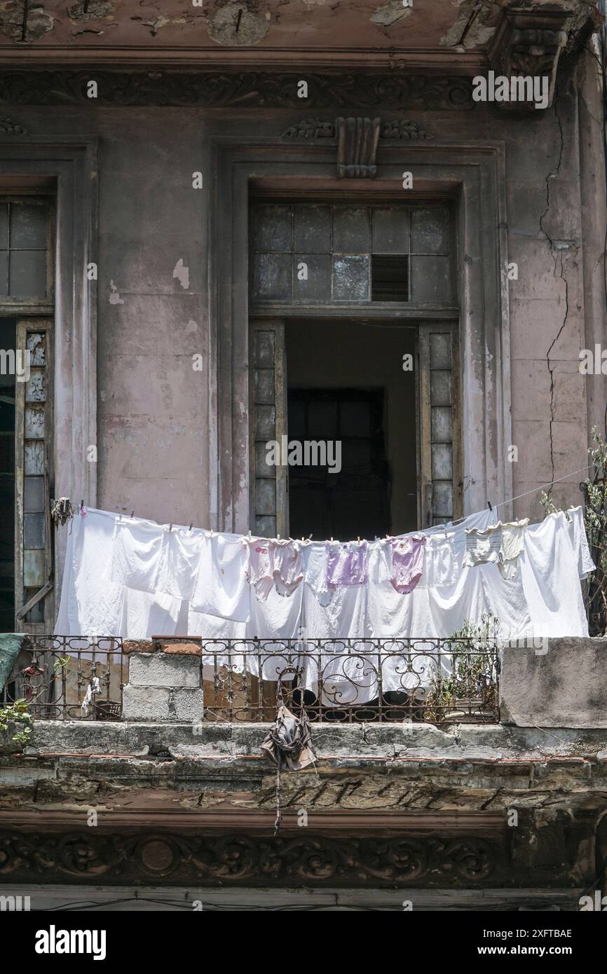 Gehängte Kleidung auf dem Balkon einer Wohnung zum Trocknen in Kuba Stockfoto