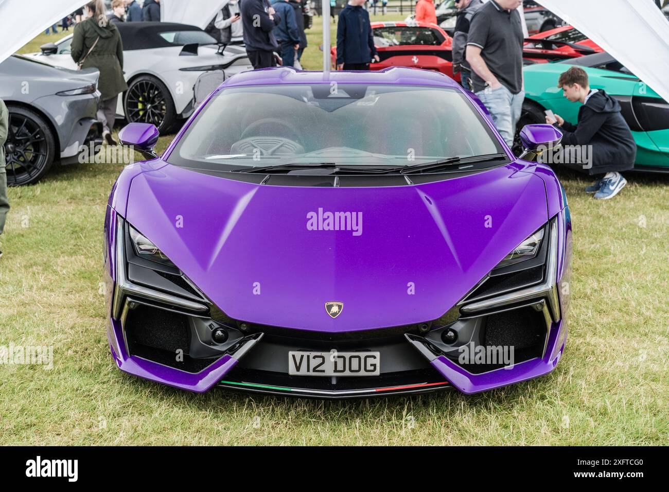 Tarporley, Cheshire, England, 29. Juni 2024. Ein violetter Lamborghini Revuelto wird auf einem Autotreffen ausgestellt. Stockfoto