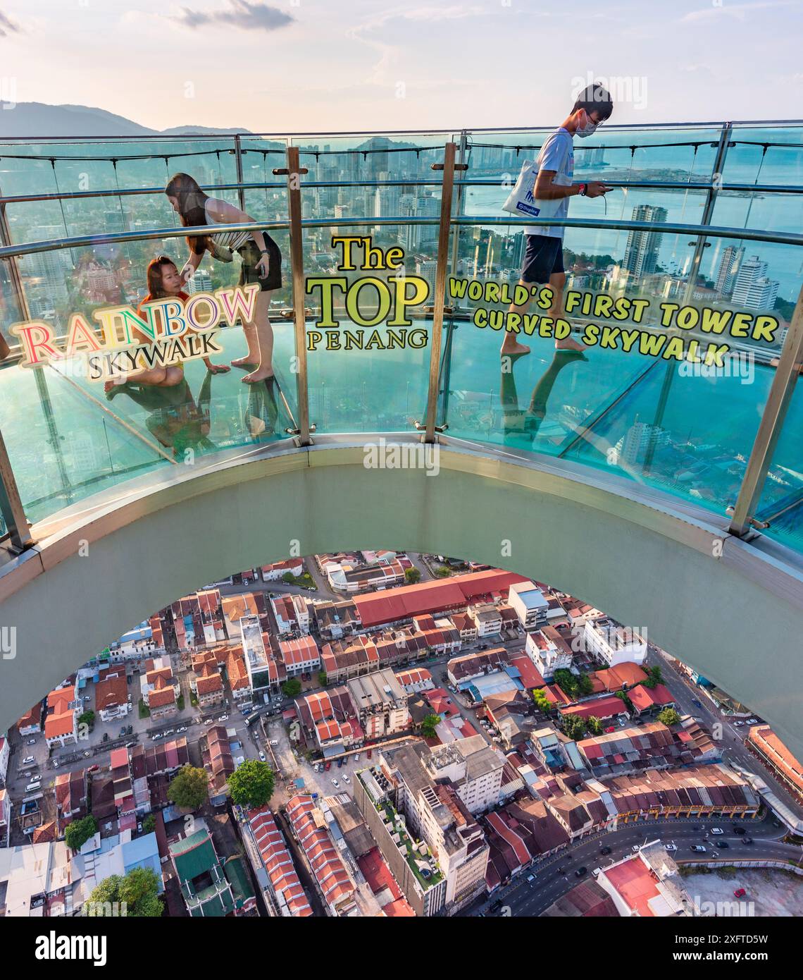 Penang Island, Malaysia-26. April 2023: Auf dem höchsten Gebäude von George Town, dem transparenten Skywalk, der von Ebene 68 nach außen erweitert wurde, ist bei Touristen beliebt Stockfoto