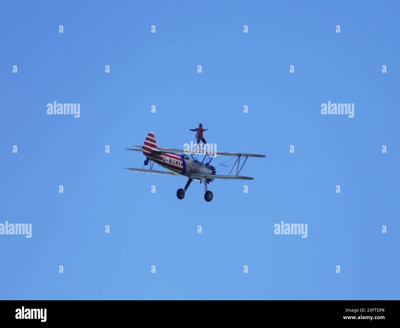 Flügel, der in einem Flugzeug läuft Stockfoto