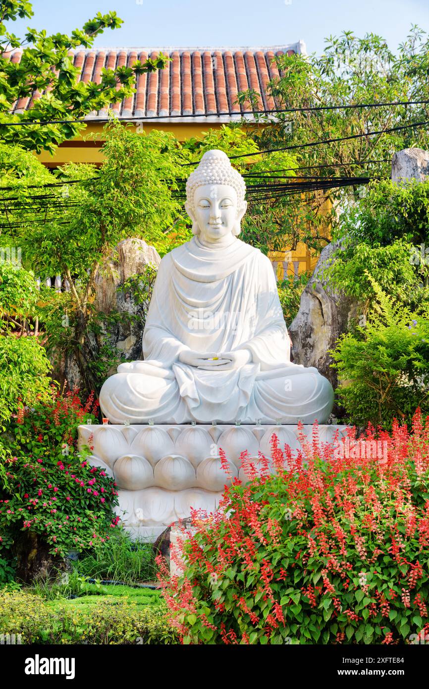 Buddha-Statue im wunderschönen Garten in Hoi an Ancient Town, Vietnam. Hoi an (Hoian) ist ein beliebtes Touristenziel Asiens. Stockfoto