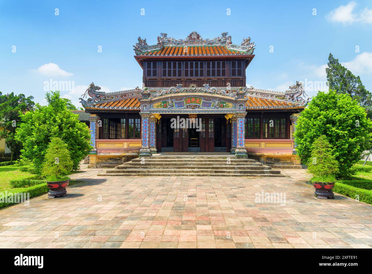 Hue, Vietnam - 4. April 2018: Wunderschöner Blick auf die Königliche Bibliothek in der lila Verbotenen Stadt in der Kaiserstadt innerhalb der Zitadelle. Stockfoto